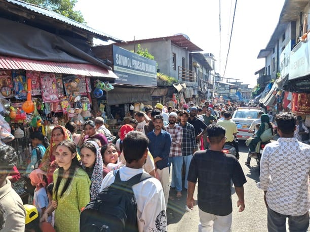 35,000 devotees paid obeisance at the shrine of Mata Chintpurni.