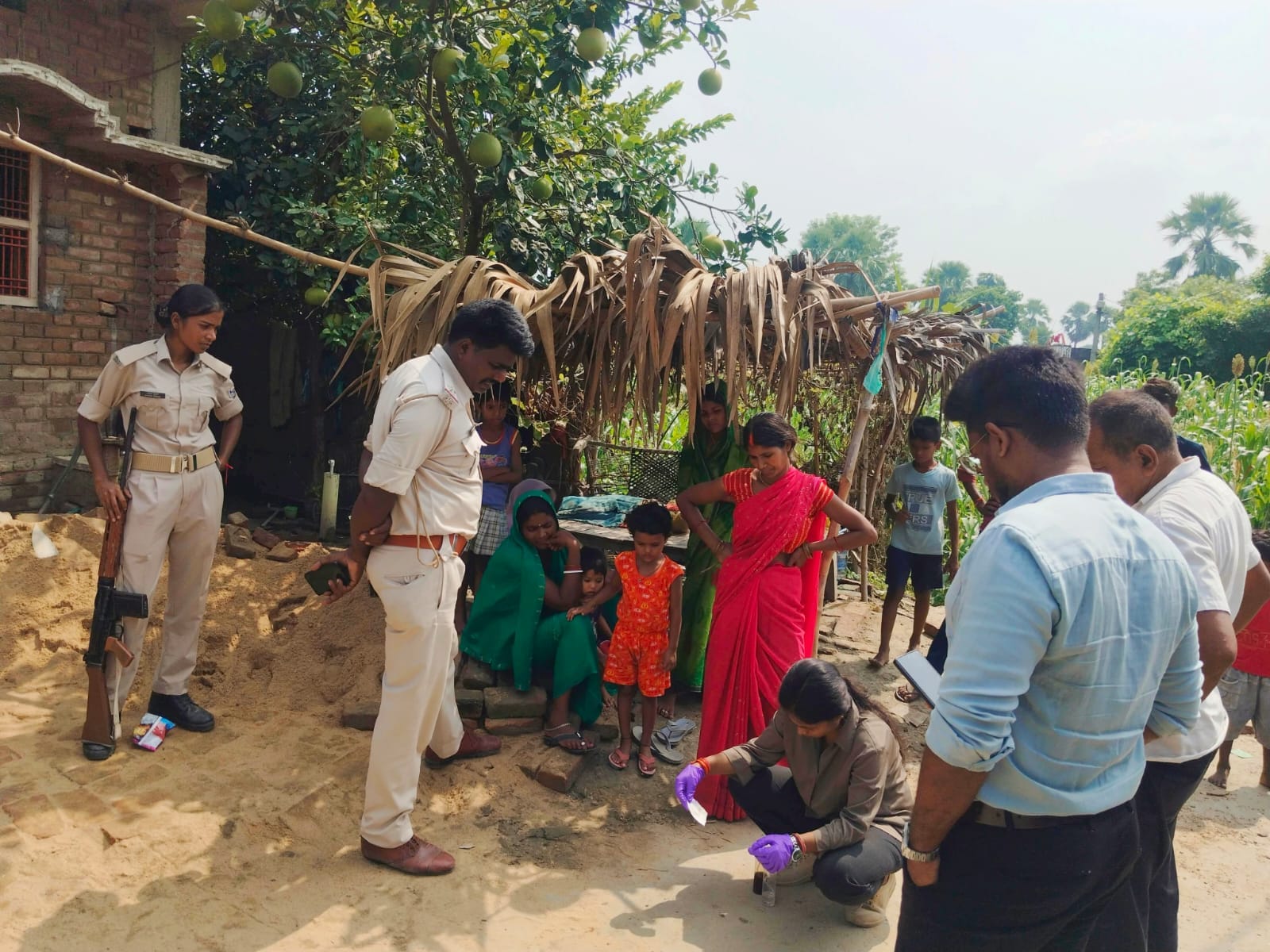 मृतक के परिजनों से बातचीत करती स्थानीय थाने की पुलिस