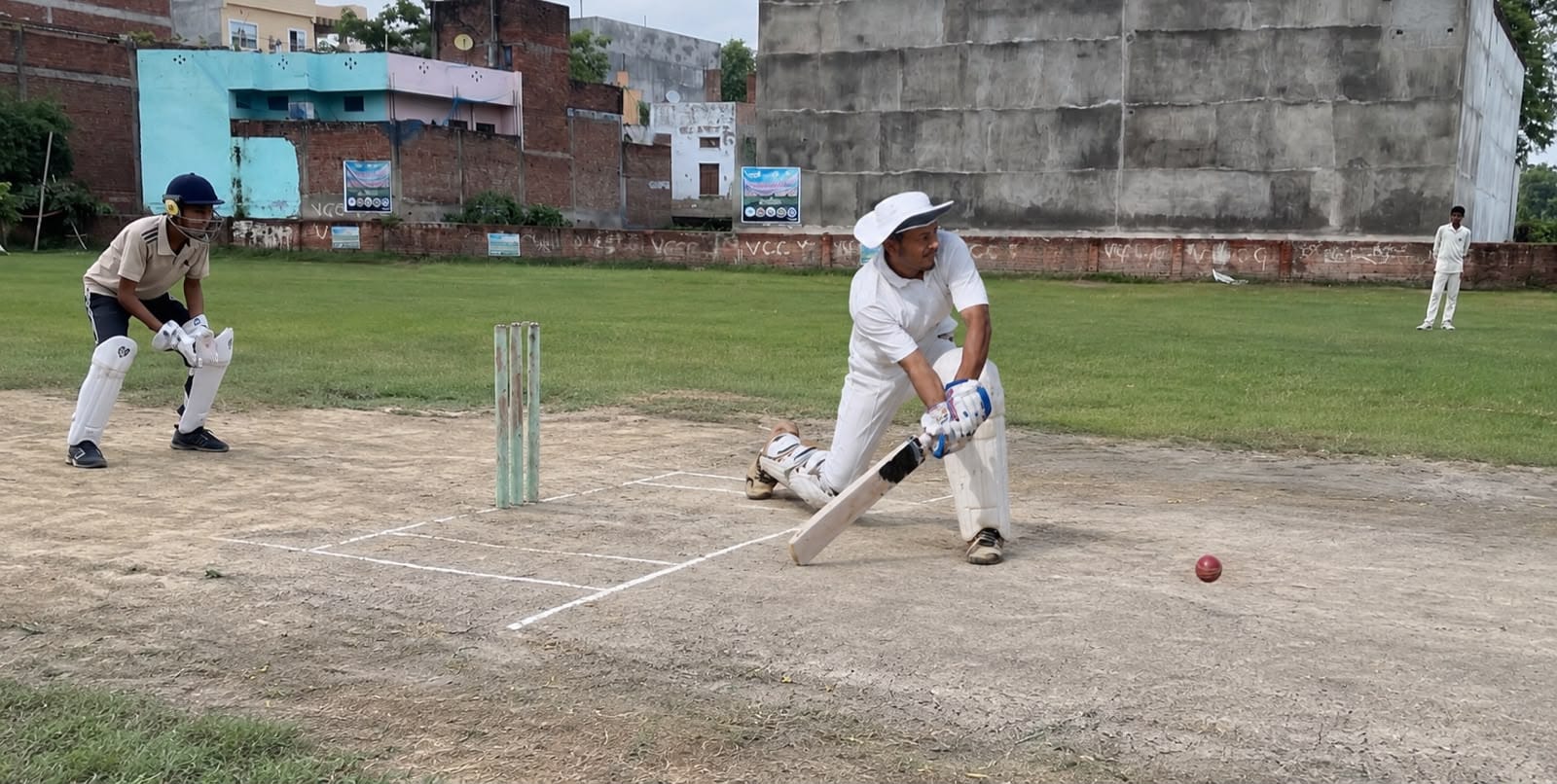नगर के सहादतपुरा स्थित मैदान पर आयोजित मैच में शाट लगाता बल्लेबाज। संवाद