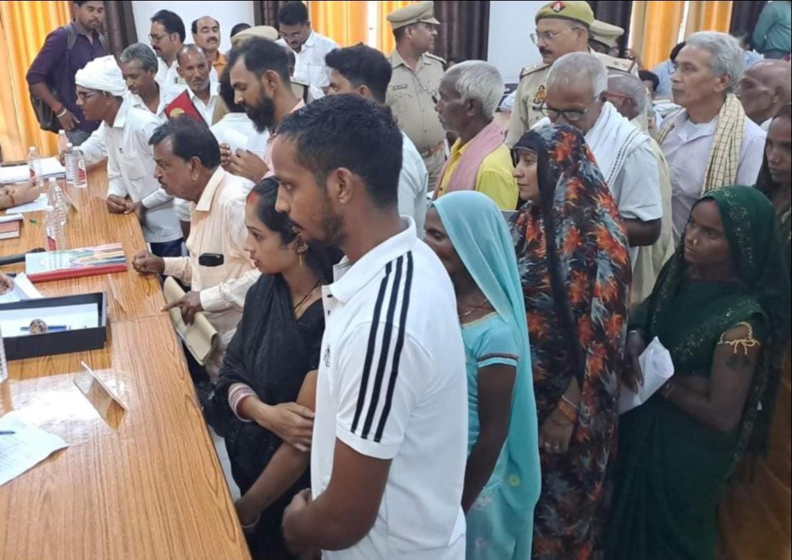 नौगढ़ में फरियाद लेकर पहुंचे फरियादी। संवाद