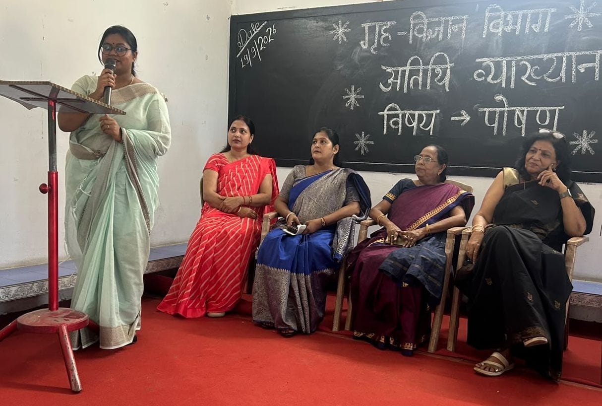 नारी ज्ञानस्थली महाविद्यालय में छात्राओं को संबोधित करते डाॅ. रमा मौर्या। नारी ज्ञानस्थली महाव