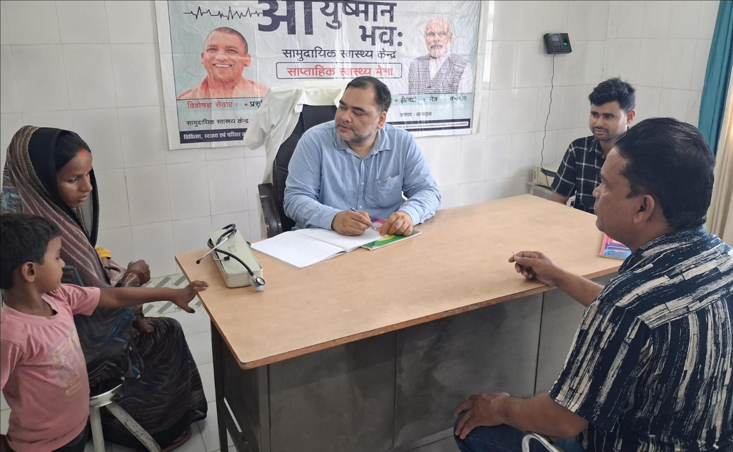 नर्सिंगडीहा प्राथमिक स्वास्थ्य केंद्र में मरीज देखते चिकित्सक।