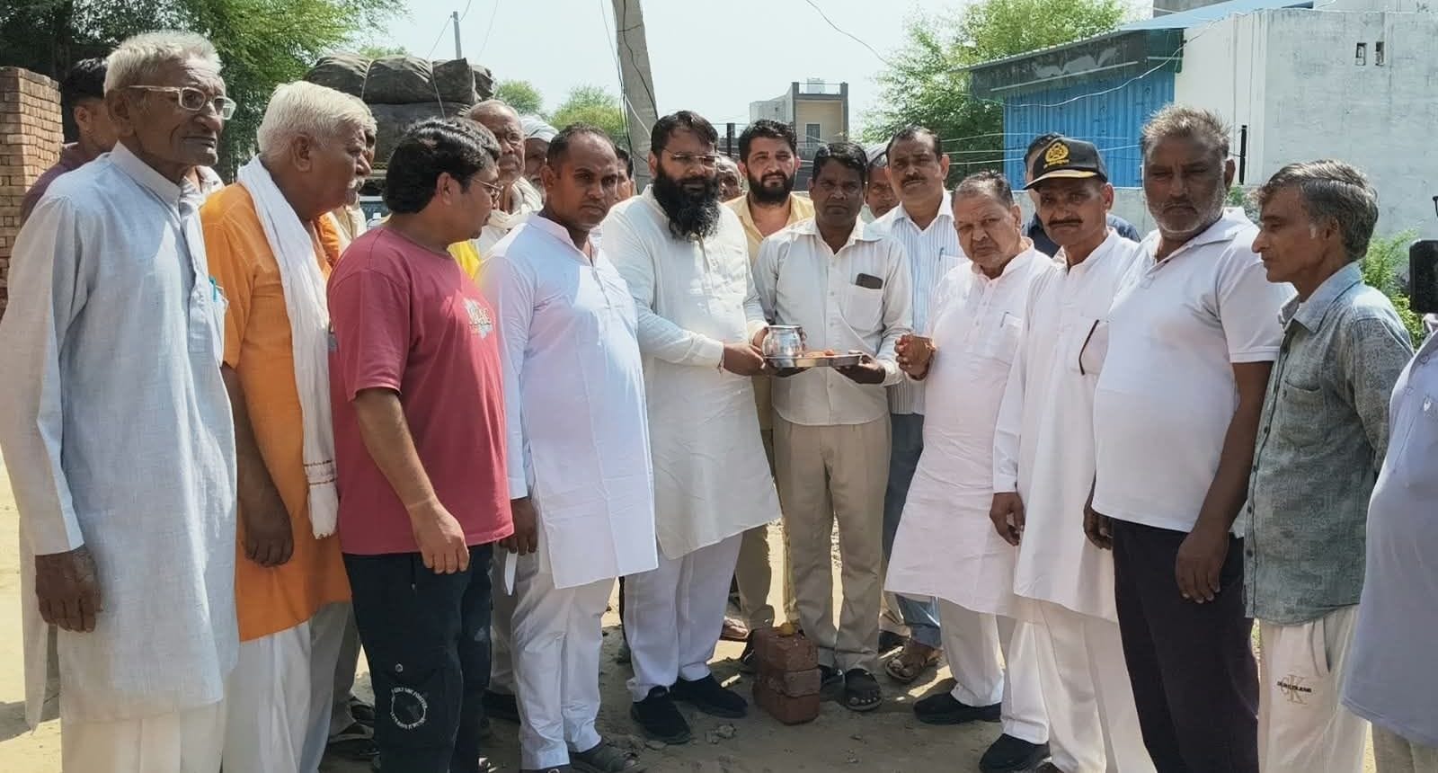 नारियल फोड़कर निर्माण कार्य शुरू करवाते विधायक घनश्याम सर्राफ व नगरपरिषद के चेयरपर्सन प्रतिनिधि