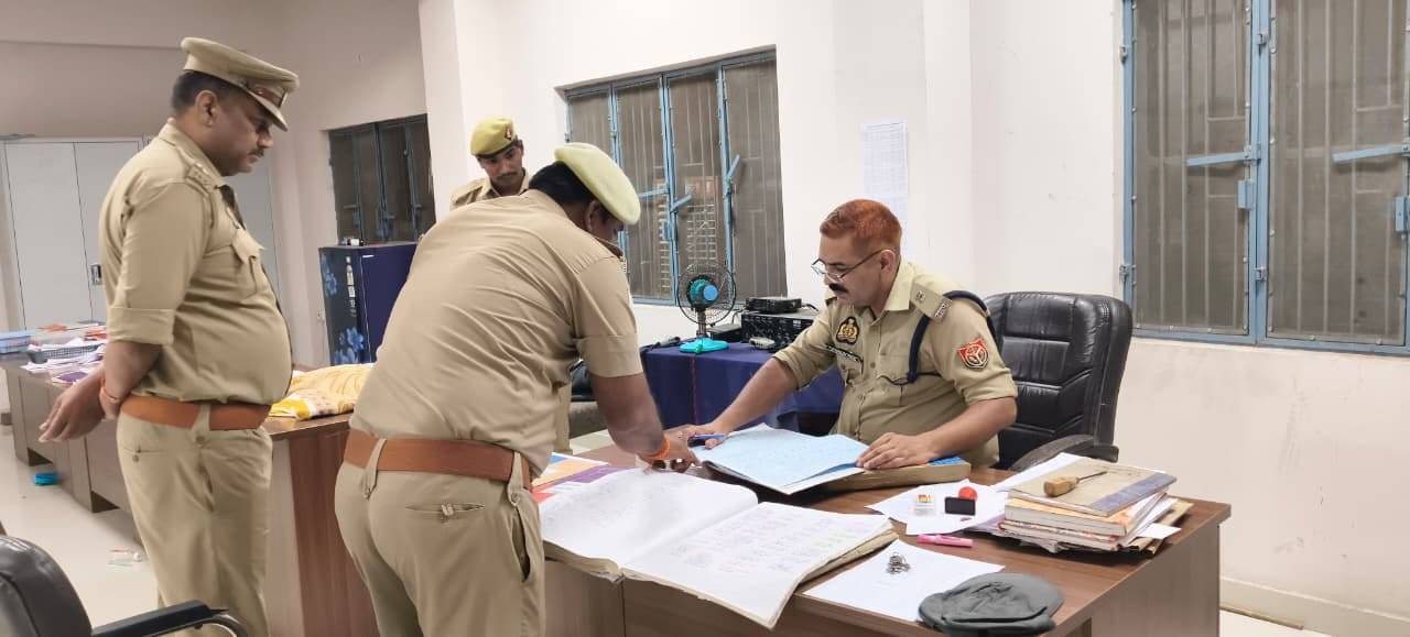  नवीन माडर्न थाने का निरीक्षण करते एएसपी।-