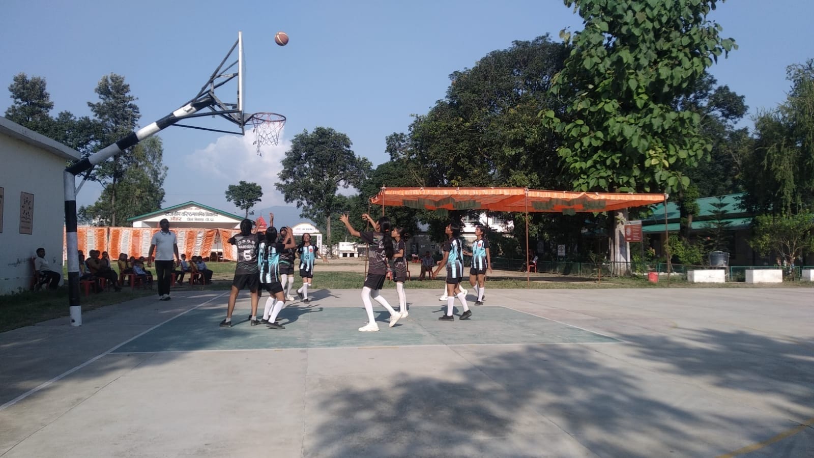 औहर स्कूल में आयोजित जिला स्तरीय मेजर खेलकूद प्रतियोगिता में बास्केटबॉल में भाग लेती हुई खिलाड़