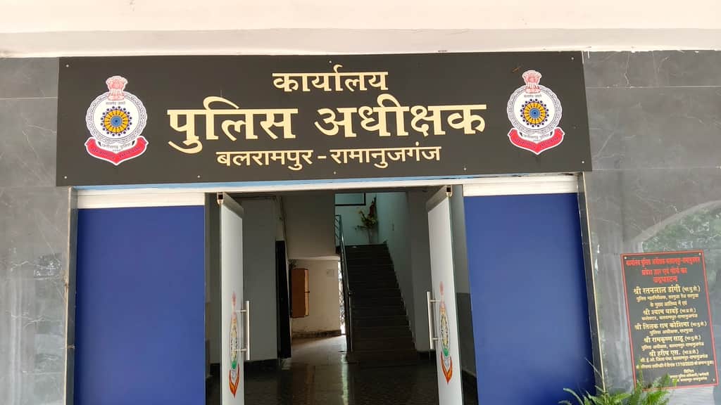 Major action by Balrampur SP: Constable dismissed after crashing 'Dial 112' vehicle while heavily intoxicated.