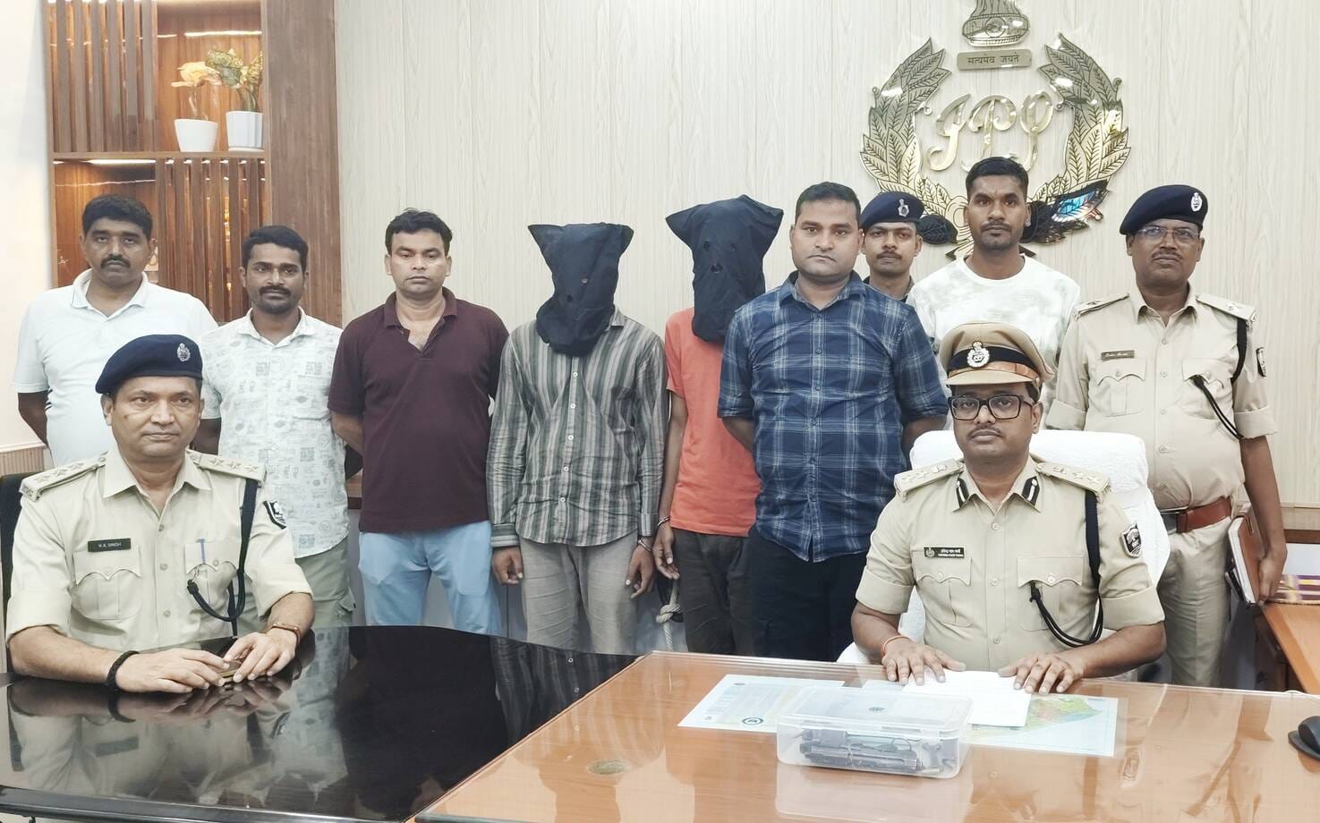 पुलिस के गिरफ्त में अपराधी
