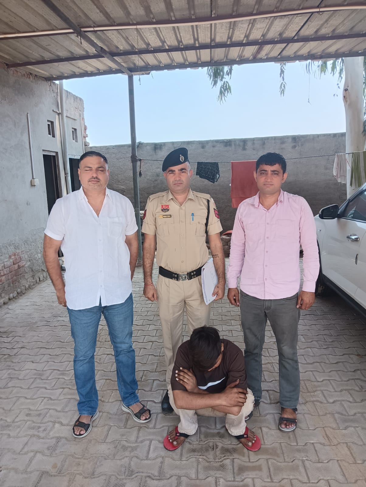 पुलिस द्वारा पकड़ा गया आरोपी।