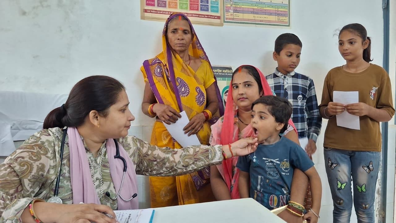परसपुर के त्योरासी पीएचसी में इलाज करतीं डॉ. शानू सिंह। - संवाद