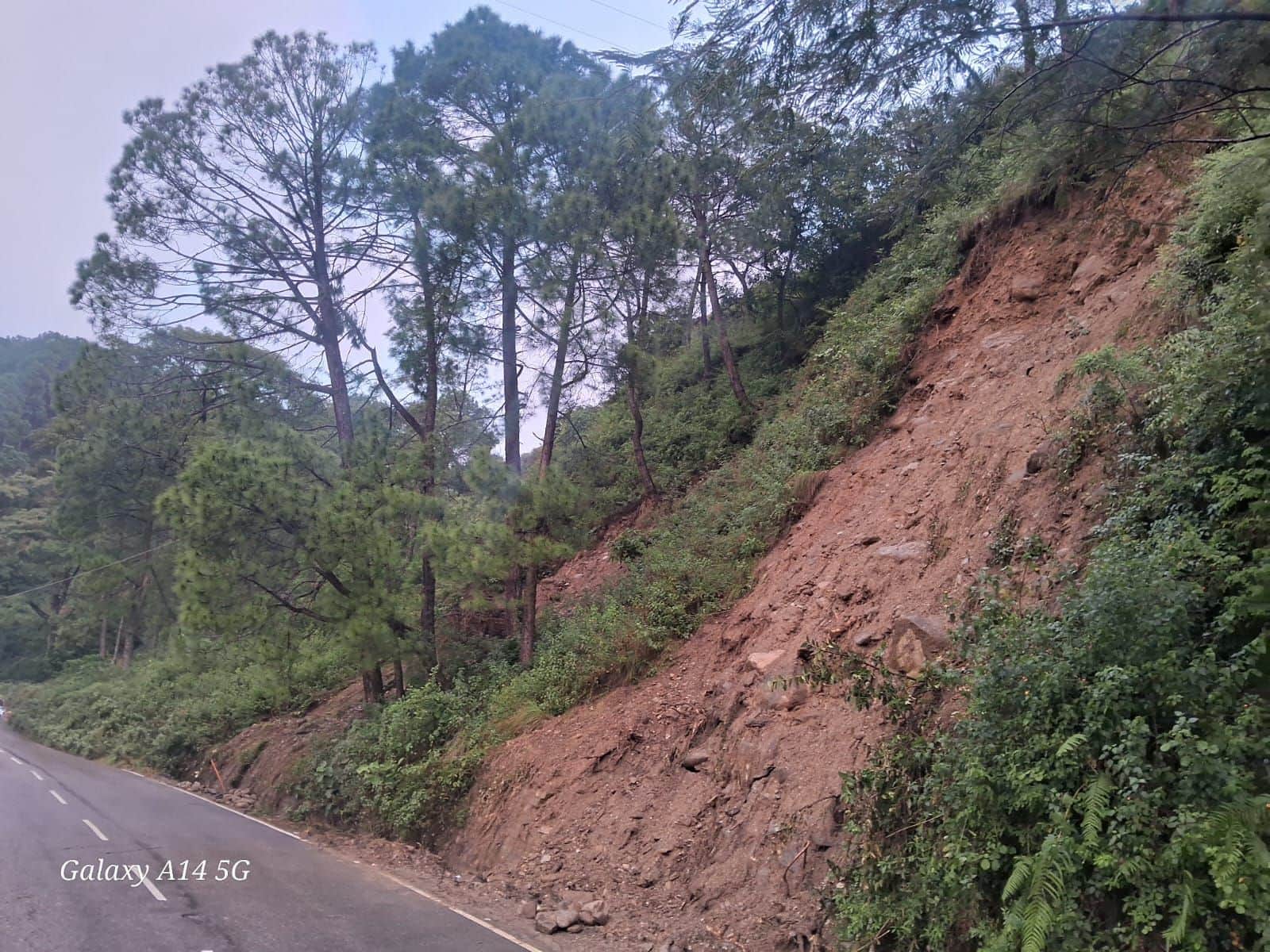 पठानकोट हाईवे पर चौंतड़ा के समीप डकबगड़ा में दरकता पहाड़। संवाद