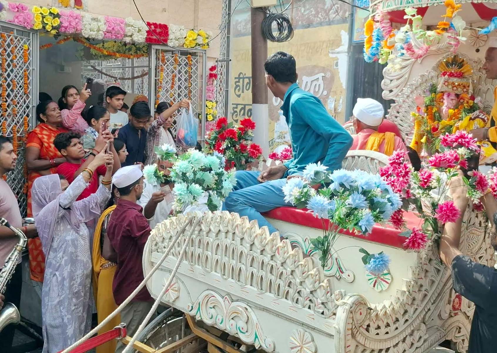 पुवायां में निकाली गई भगवान गणेश की शोभायात्रा। स्रोत : आयोजक