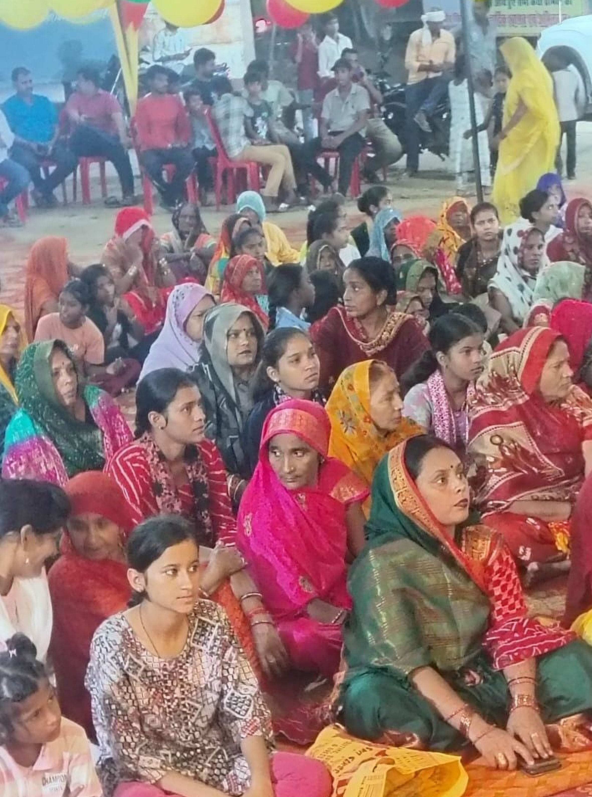 राजाफत्तेपुर में कथा सुनते श्रद्धालु। स्रोत: आयोजक