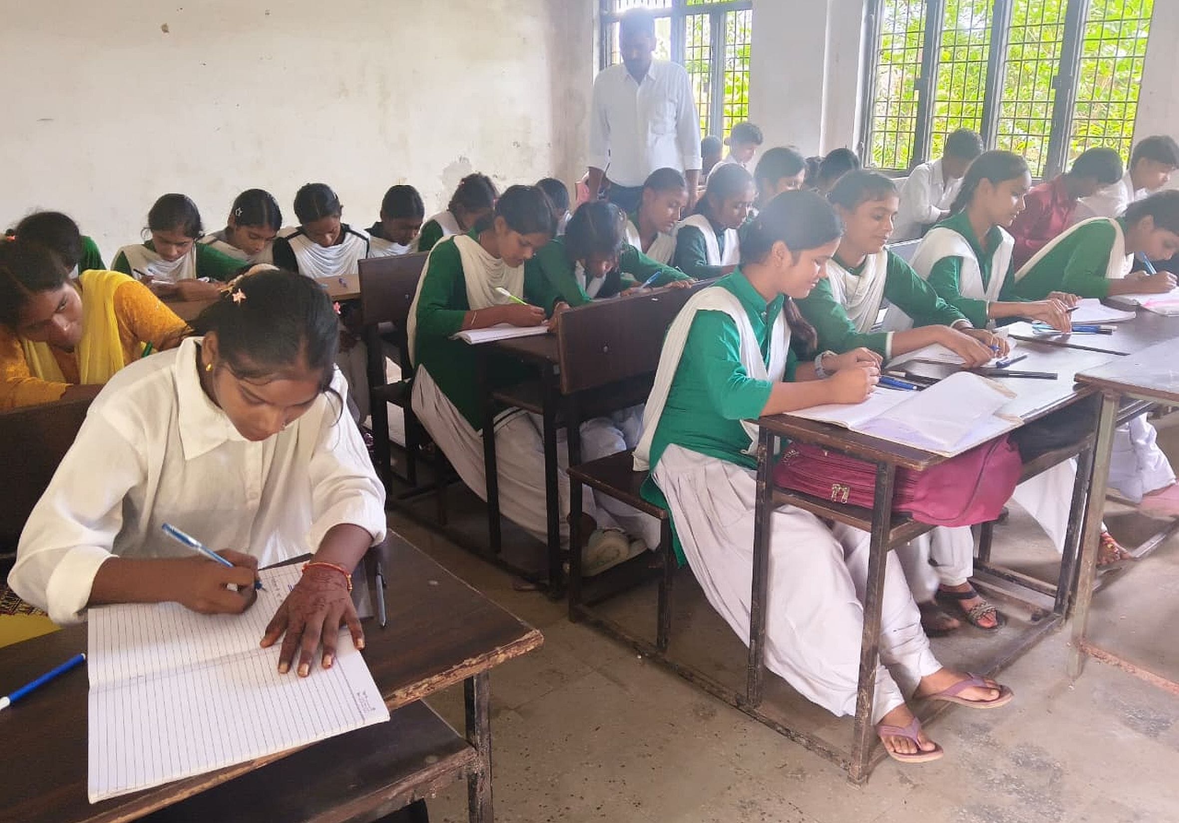 राजकीय मॉडल इंटर कॉलेज में आयोजित प्रतियोगिता में प्रतिभाग करती छात्राएं। स्रोत: विद्यालय प्रबं