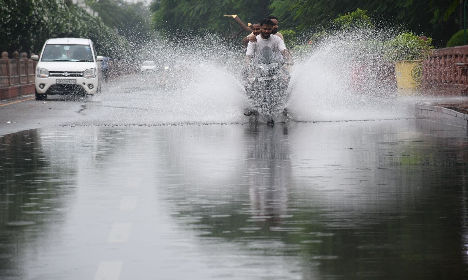 बारिश ( प्रतीकात्मक तस्वीर)