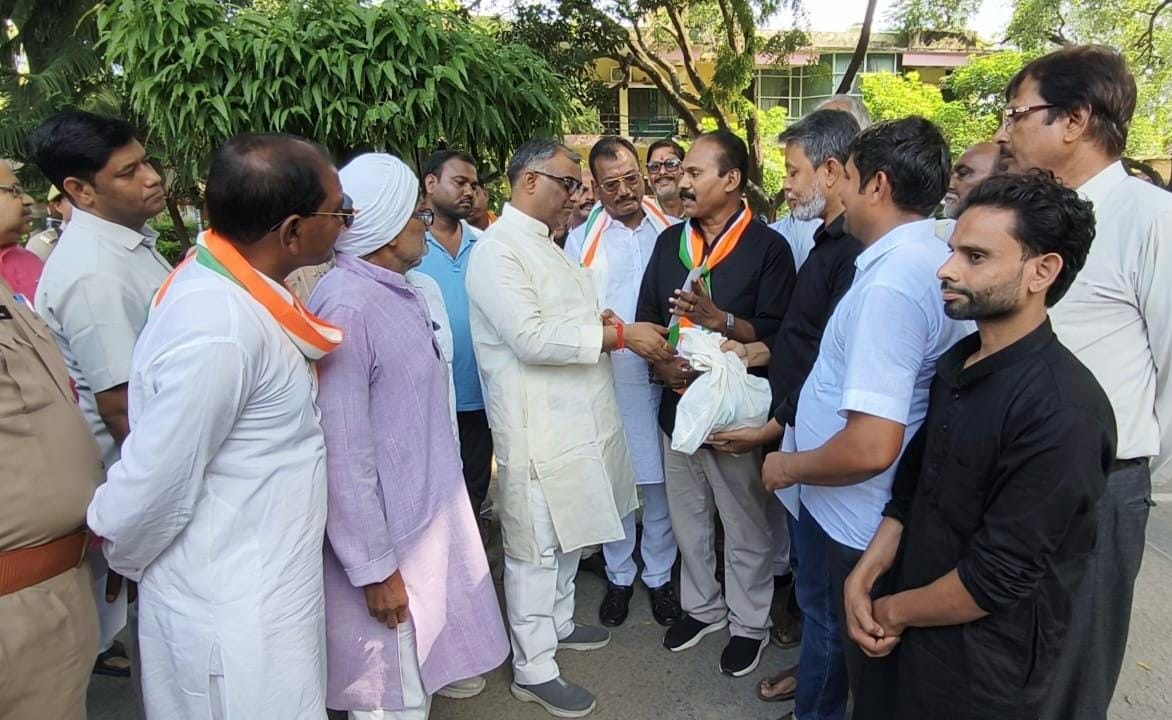 Congress workers surrounded the state minister in protest against MDR on UPI