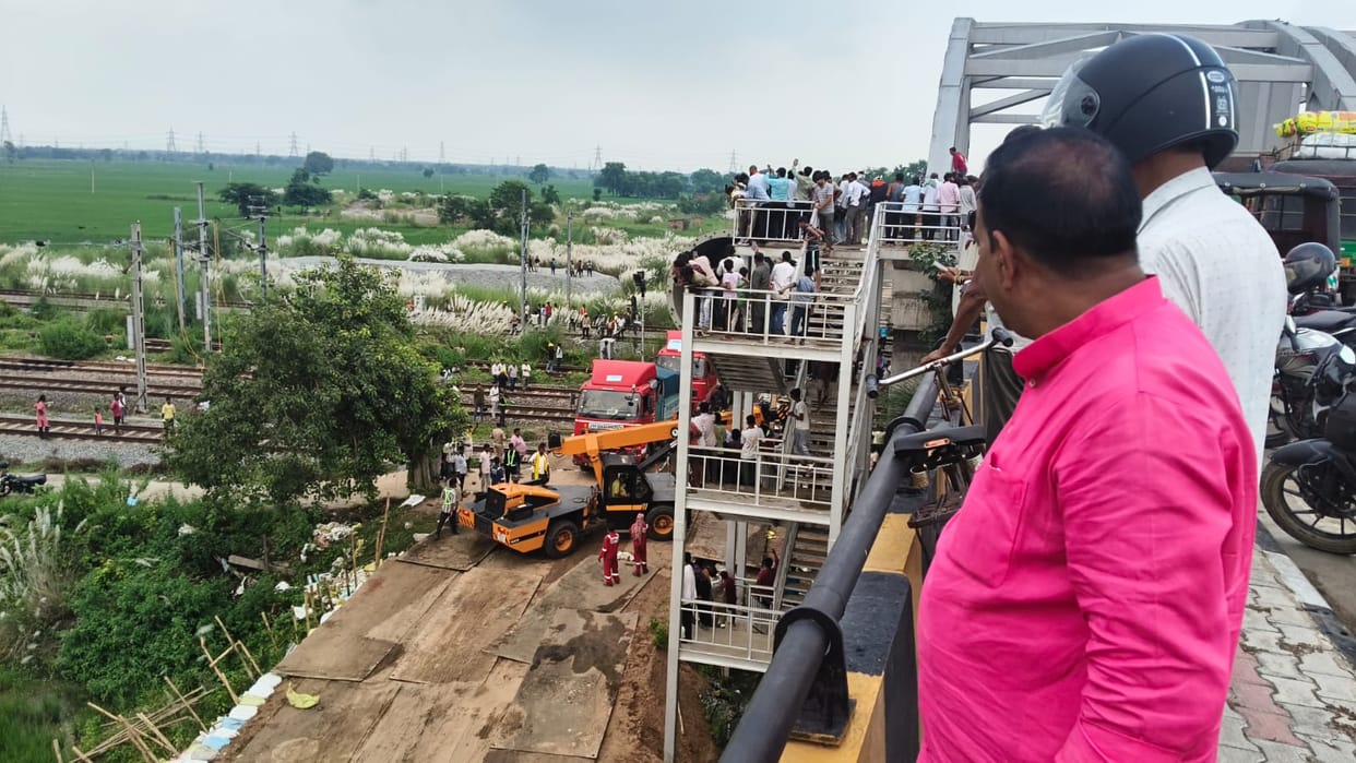 Bihar News: Special treatment for massive vehicle to pass road trains stopped 3 hours aurangabad bihar