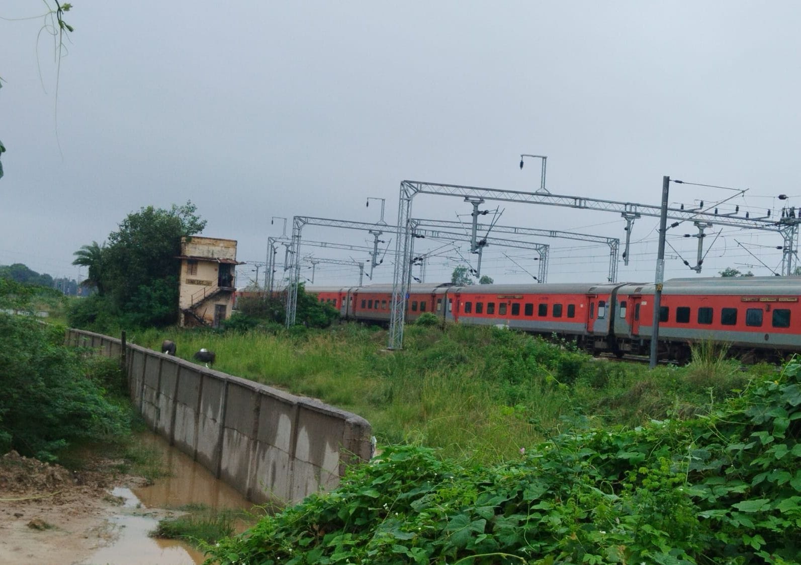 रेलवे ट्रैक को सुरक्षित करने की अधूरी दीवार। संवाद