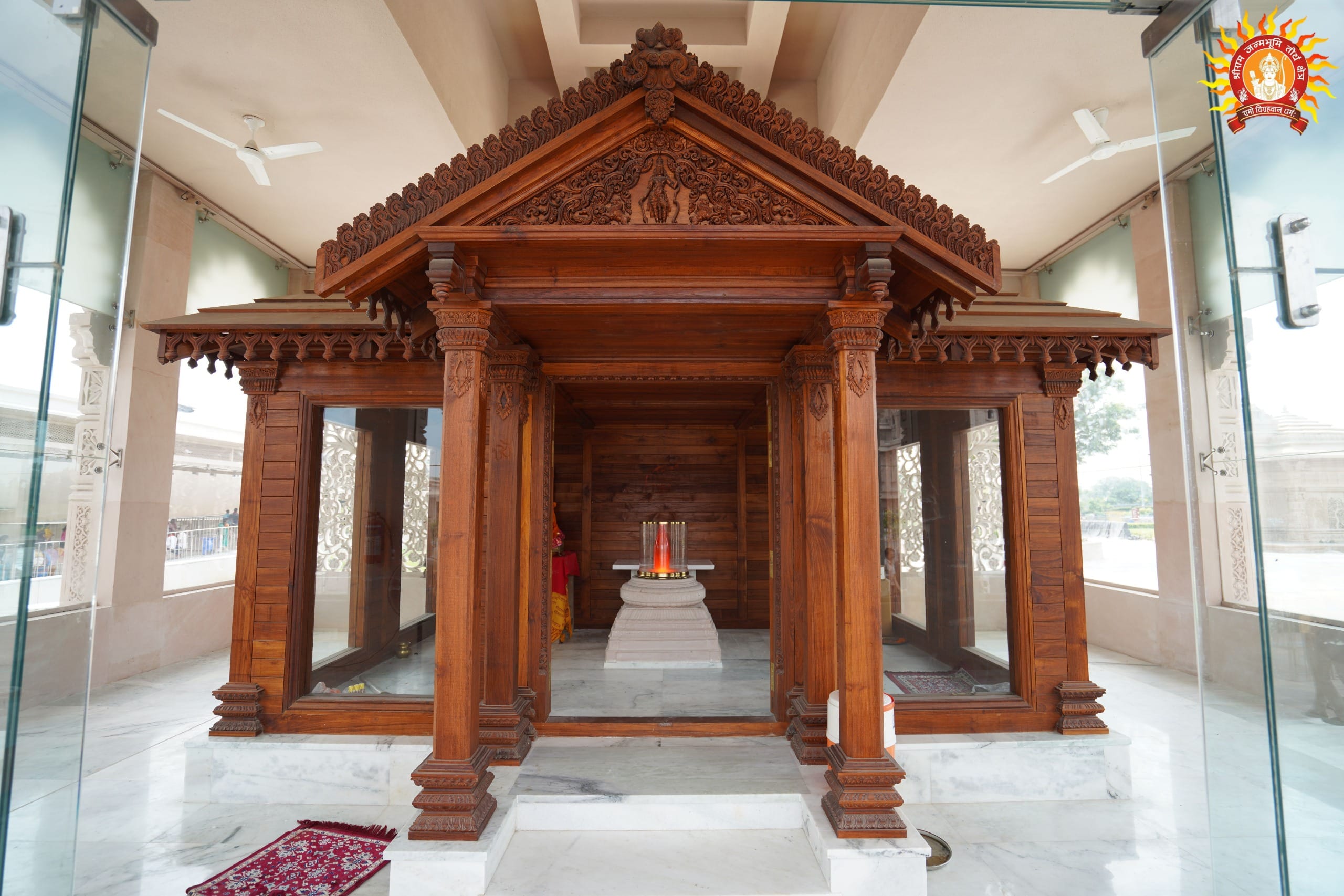राम जन्मभूमि परिसर में स्थापित अस्थायी मंदिर।