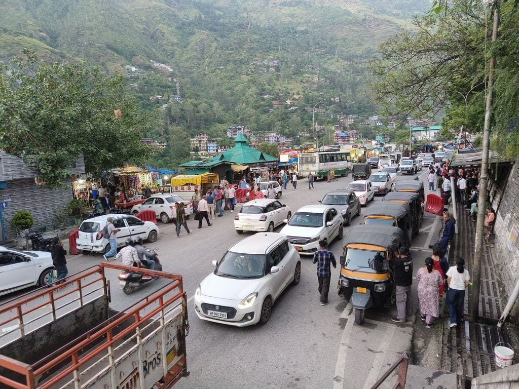 रामपुर में चौधरी अड्डे में रोजाना बनी रहती है जाम की समस्या, लोगों को पैदल निकलना हुआ मुश्किल।