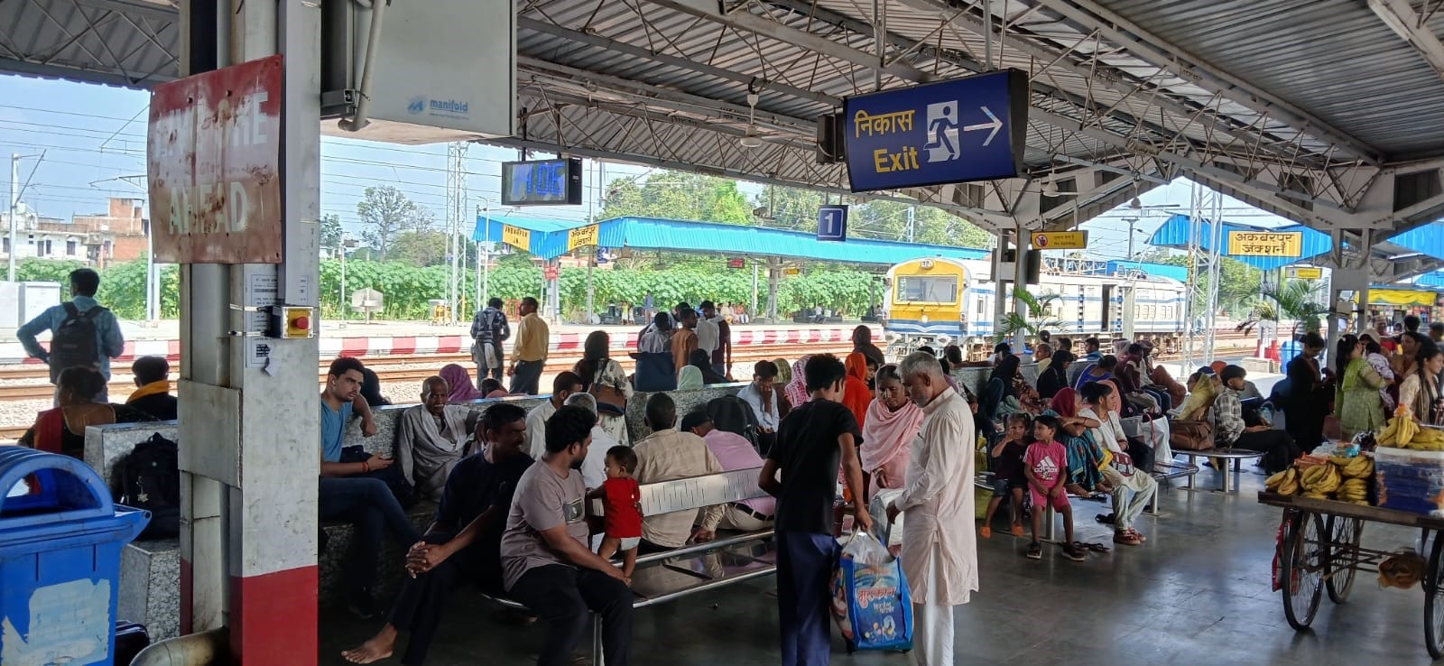 रविवार को अकबरपुर रेलवे स्टेशन पर मौजूद यात्री। संवाद