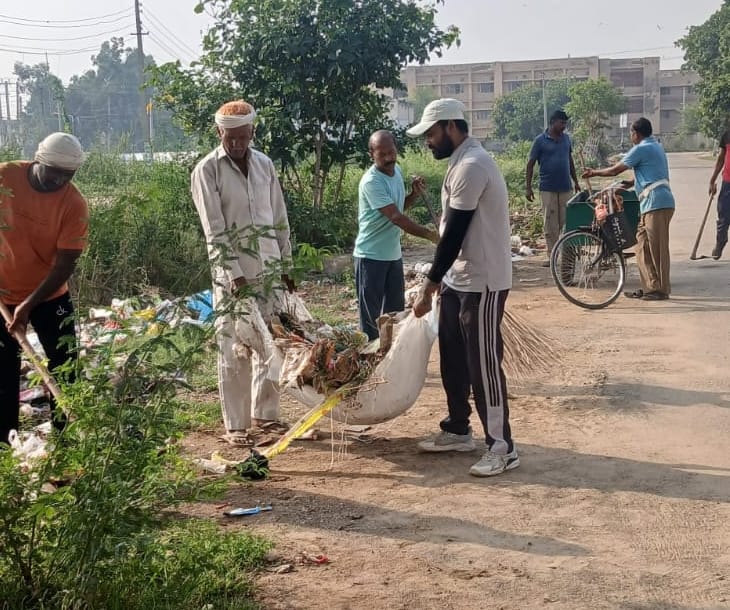 सफाई अभियान चलाकर कूड़ा उठान करते नगर परिषद कर्मचारी।