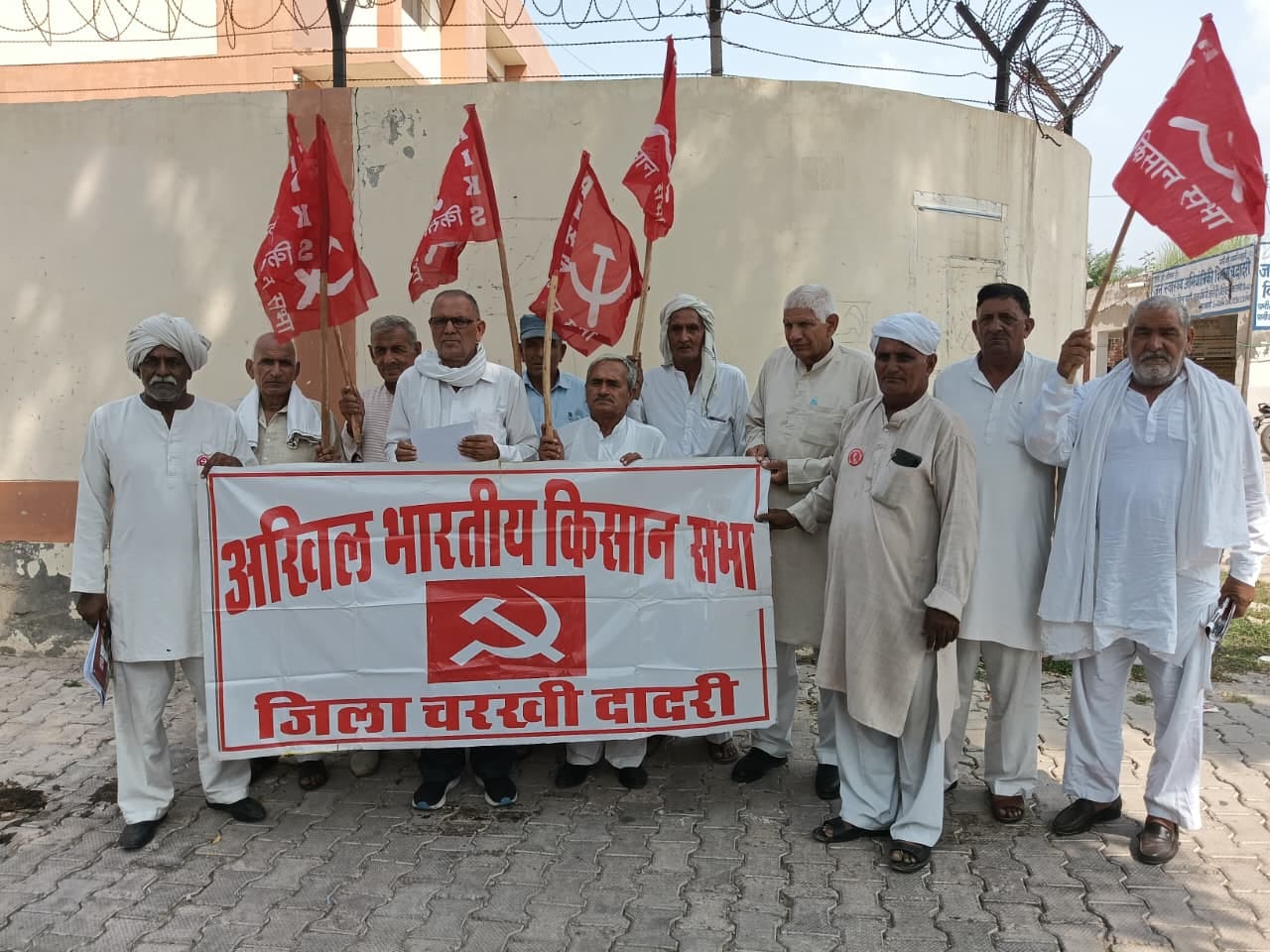सूखाग्रस्त घोषित करने की मांग के लिए किसान प्रदर्शन करते हुए। 