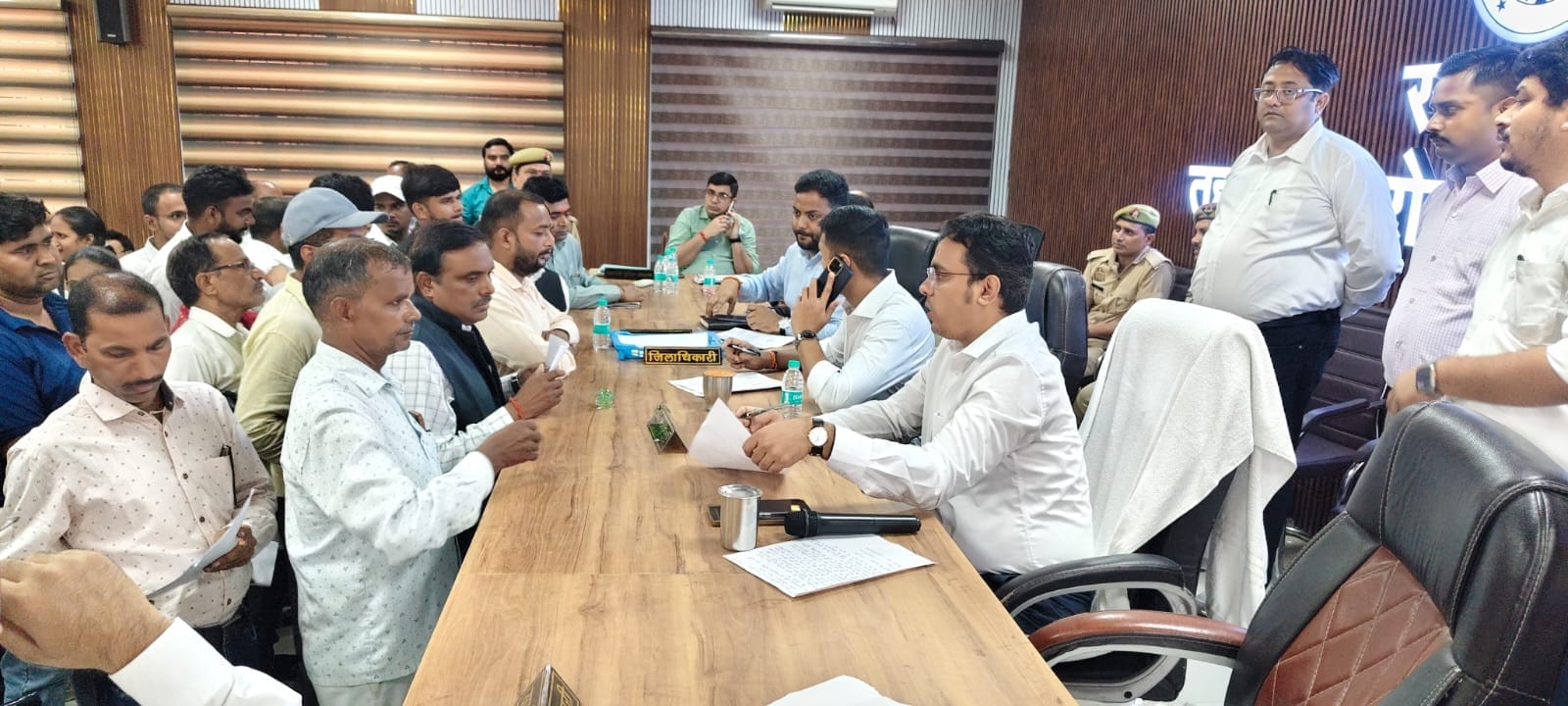 समाधान दिवस में समस्या लेकर पहुंचे फरियादी। मोहनलालगंज में बिजली ही गुल हो गई।