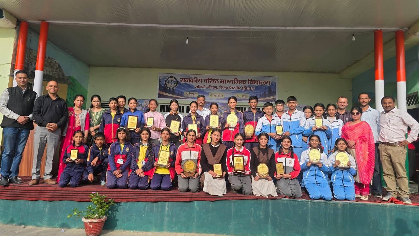सनियो दीदग स्कूल में मुख्यातिथि के साथ बाल विज्ञान कांग्रेस के मेधावी विजेता विद्यार्थी। संवाद