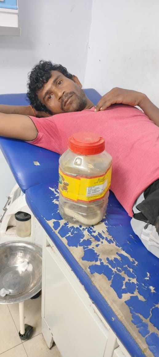 सांप को डिब्बे में रखे हुए युवक विपिन इमरजेंसी में लेटे हुए। संवाद