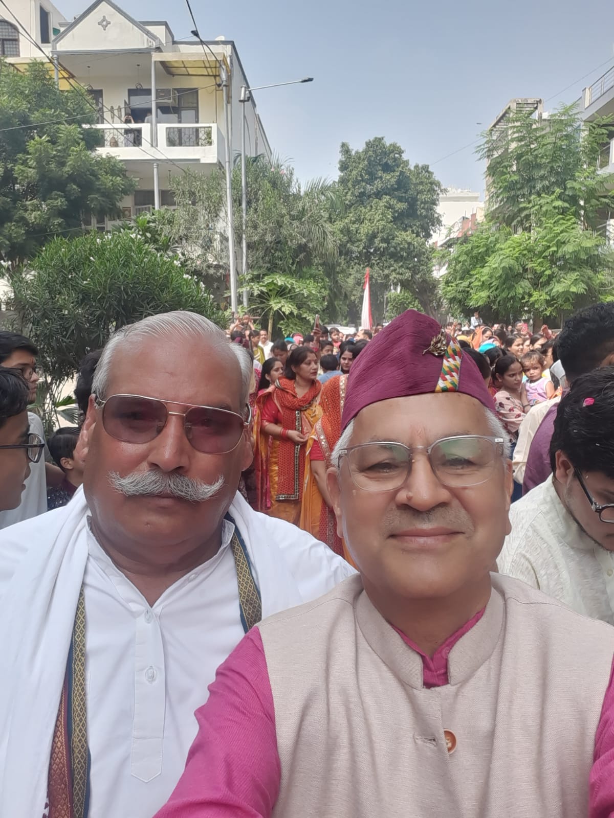 सुरेश चंद्र काला  दाहिने पिंक शर्ट वाले नंदा देवी स्टोरी के लिए