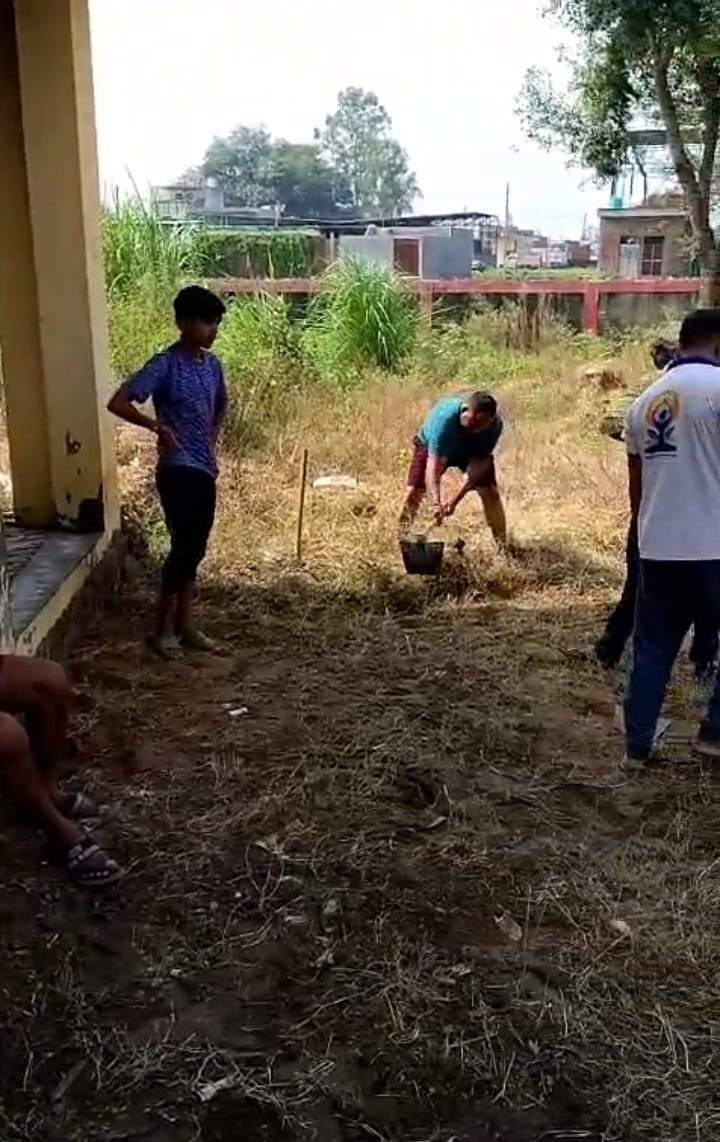 Youths engaged in voluntary service at the cremation ground and pledged to maintain cleanliness.