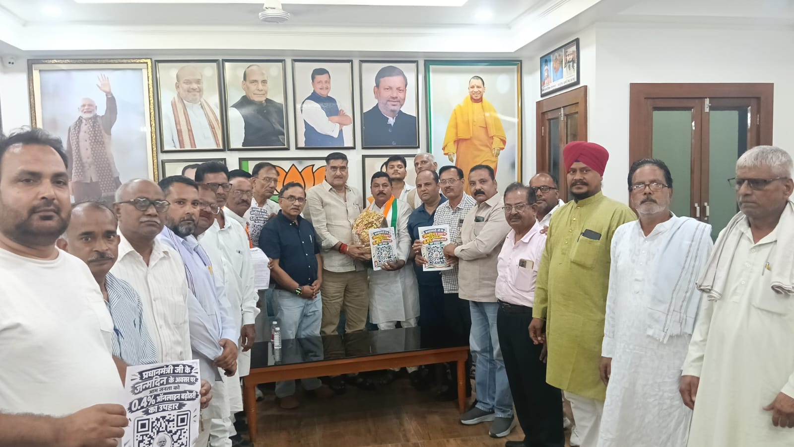 सांसद सतीश गौतम को बुद्धि-शुद्धि सामग्री देते कांग्रेसी। संवाद
