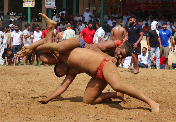 सदरपुर स्थित अखाड़े में कुश्ती प्रतियोगिता में दम लगाते पहलवान। संवाद