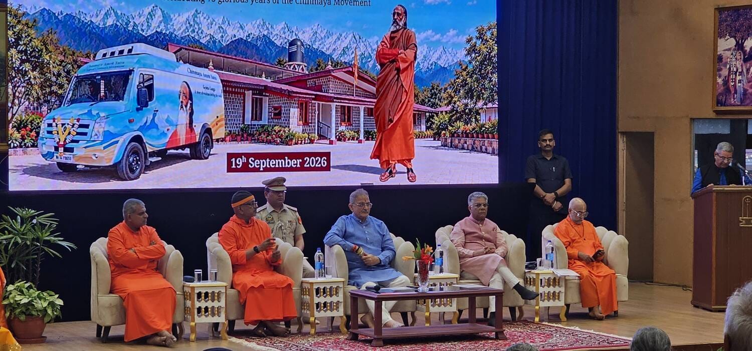 सिद्धबाड़ी स्थित चिन्मय तपोवन आश्रम संदीपनी हिमालय में आयोजित कार्यक्रम में भाग लेते राज्यपाल क