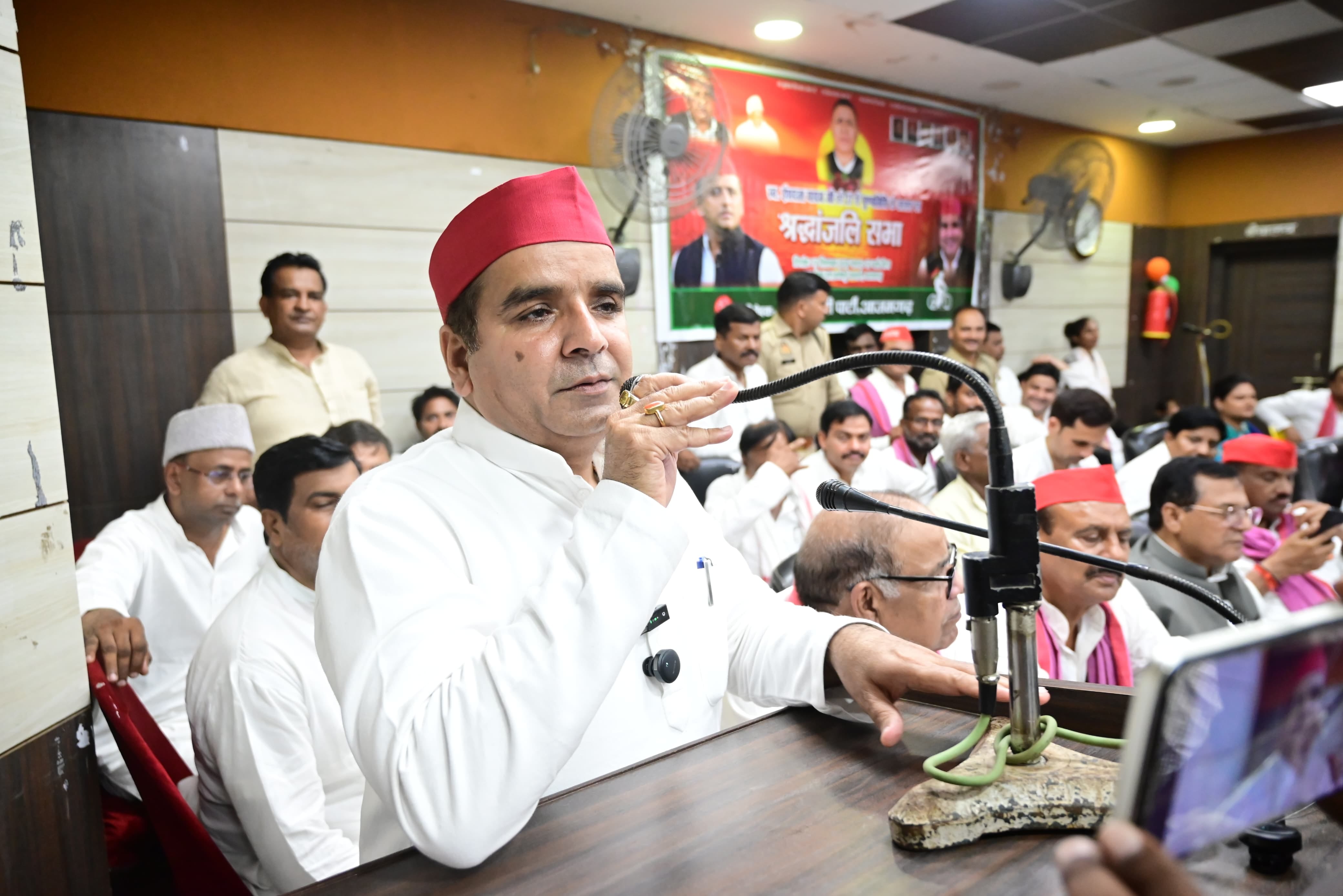 स्व. ईशदत्त यादव के पुण्यतिथि समारोह को सम्बोधित करते संसद धर्मेंद्र यादव