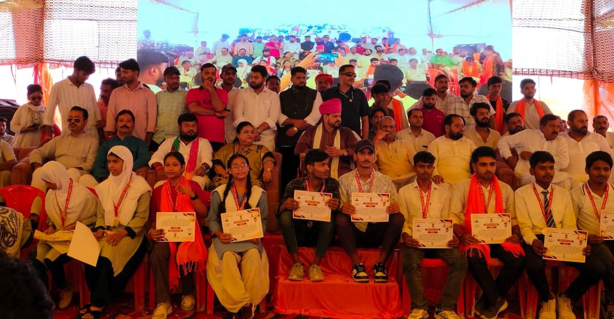 सिविल लाइंस स्थित लॉन में पुरस्कृत छात्र-छात्राओं के साथ सांसद बृजभूषण शहर सिंह व अन्य। -संवाद