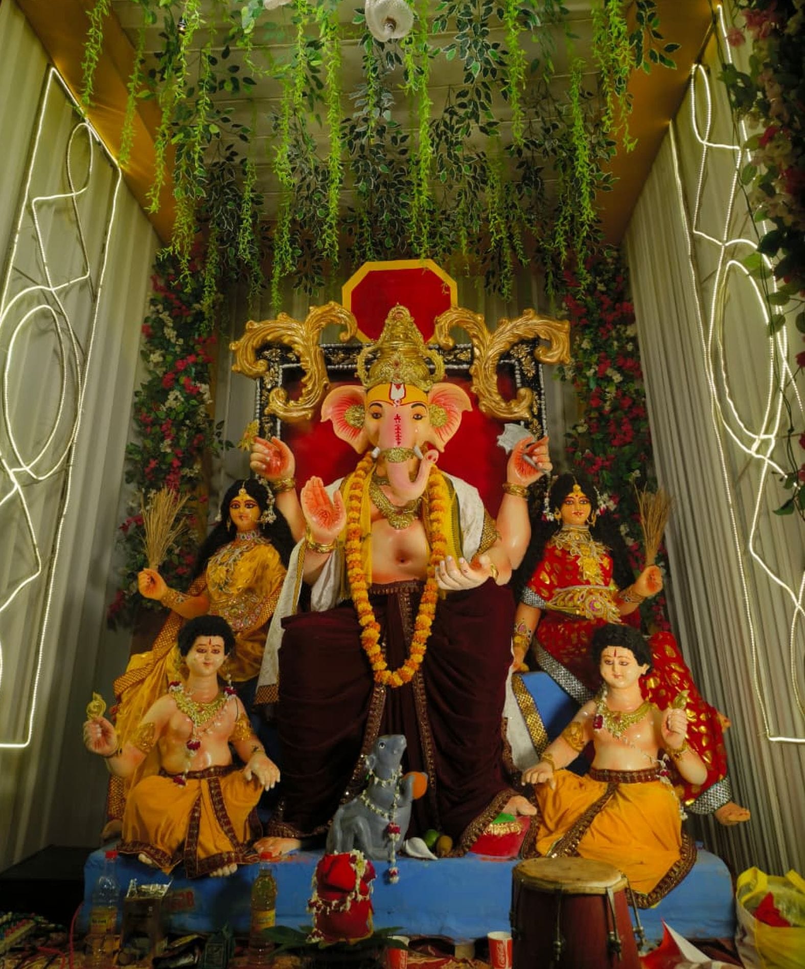 शहर के जीएन रोड स्थित गणेश पंडाल में भजन कीर्तन करतीं महिलाएं। स्रोत-आयोजक