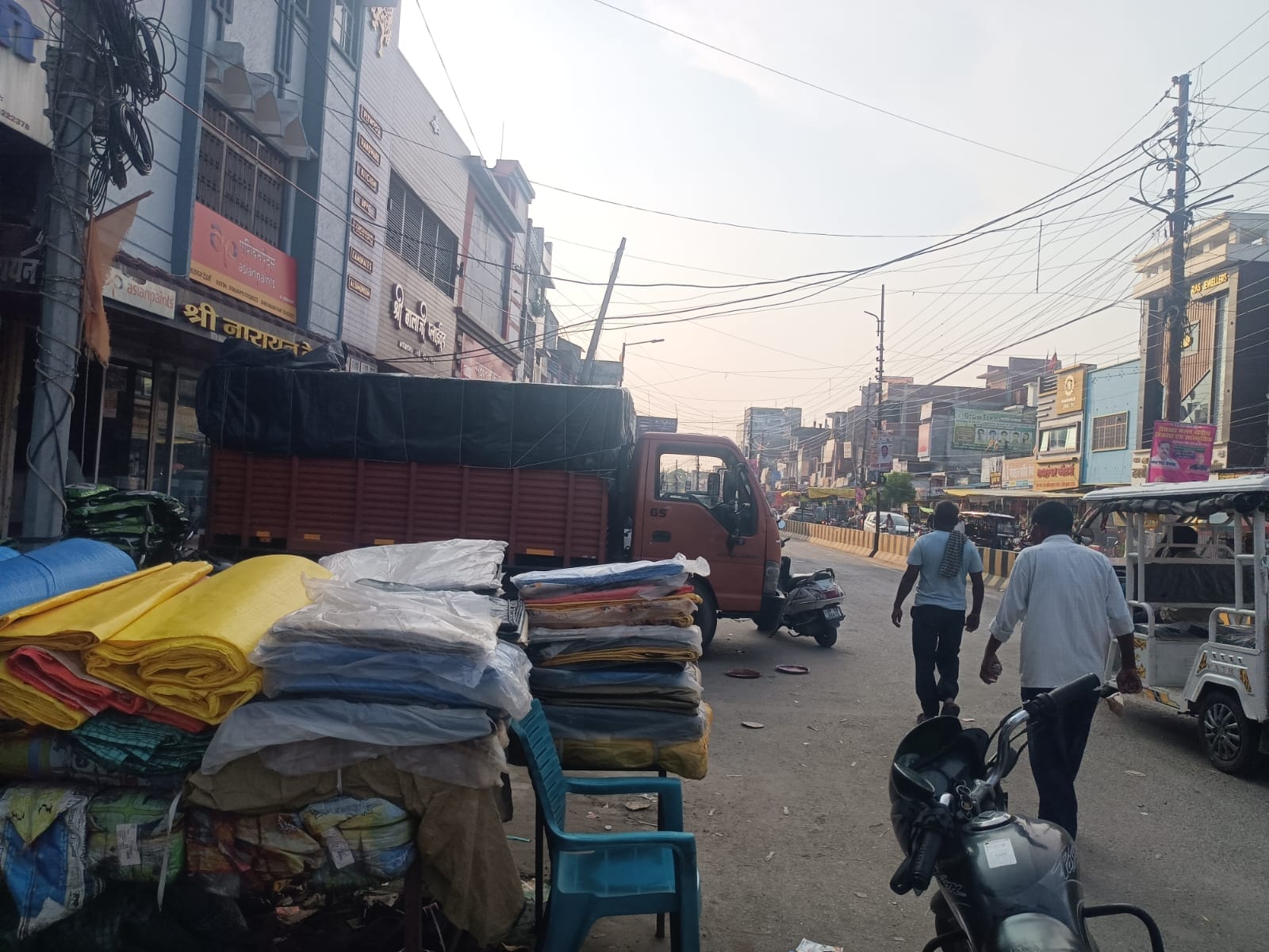 शहर के मुखलिसपुर तिराहा के पास सड़क तक हुआ अतिक्रमण-संवाद