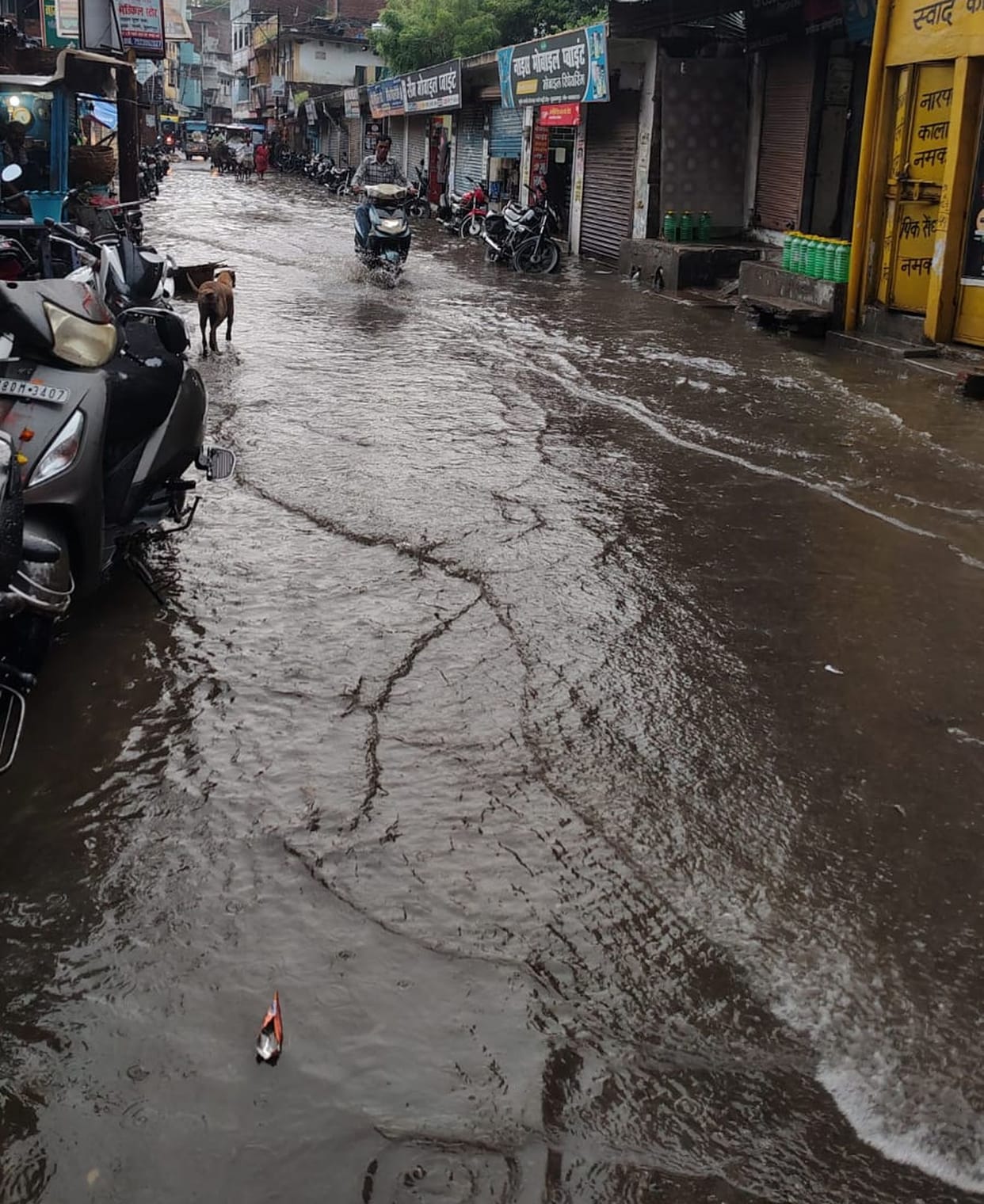 Heavy rains cause waterlogging at many places in the city