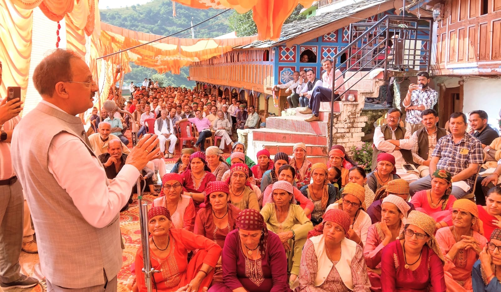 शिलाई के उत्तरी में जनसभा को संबोधित करते उद्योगमंत्री हर्षवर्धन चौहान। संवाद