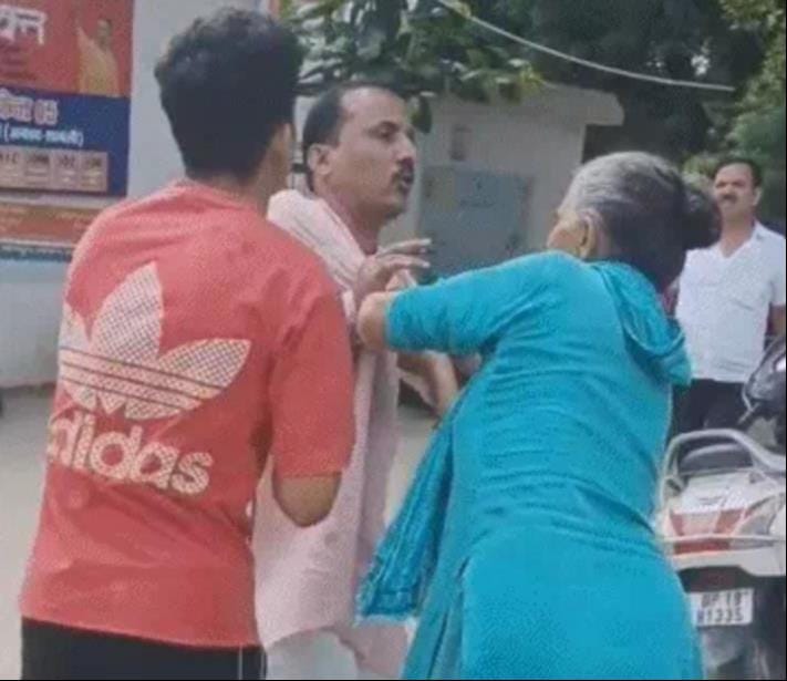शामली कोतवाली में सभासद का गिरेबान पकड़े महिला। स्रोत वीडियोग्रेब