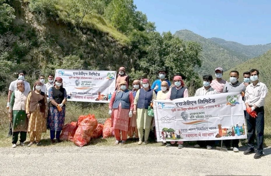 शमाथला पंचायत में स्वच्छता अभियान चलाती महिलाएं और अन्य। संवाद