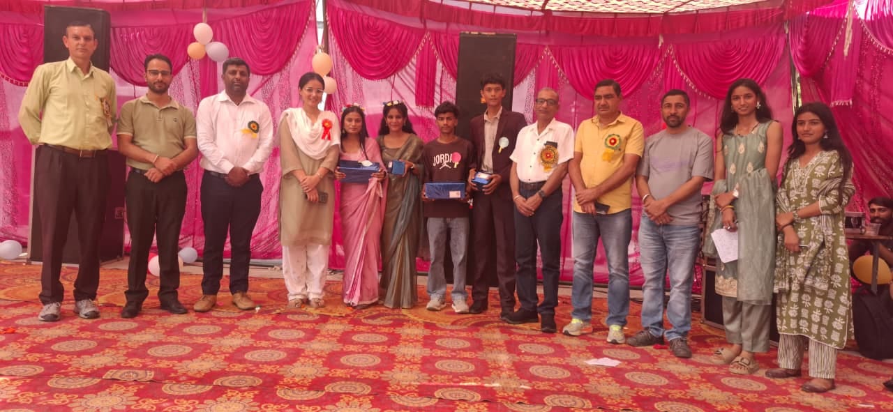 श्री नयना देवी जी कॉलेज में आयोजित फ्रेशर्स पार्टी में स्टाफ के साथ मौजूद विद्यार्थी। स्रोत: कॉ