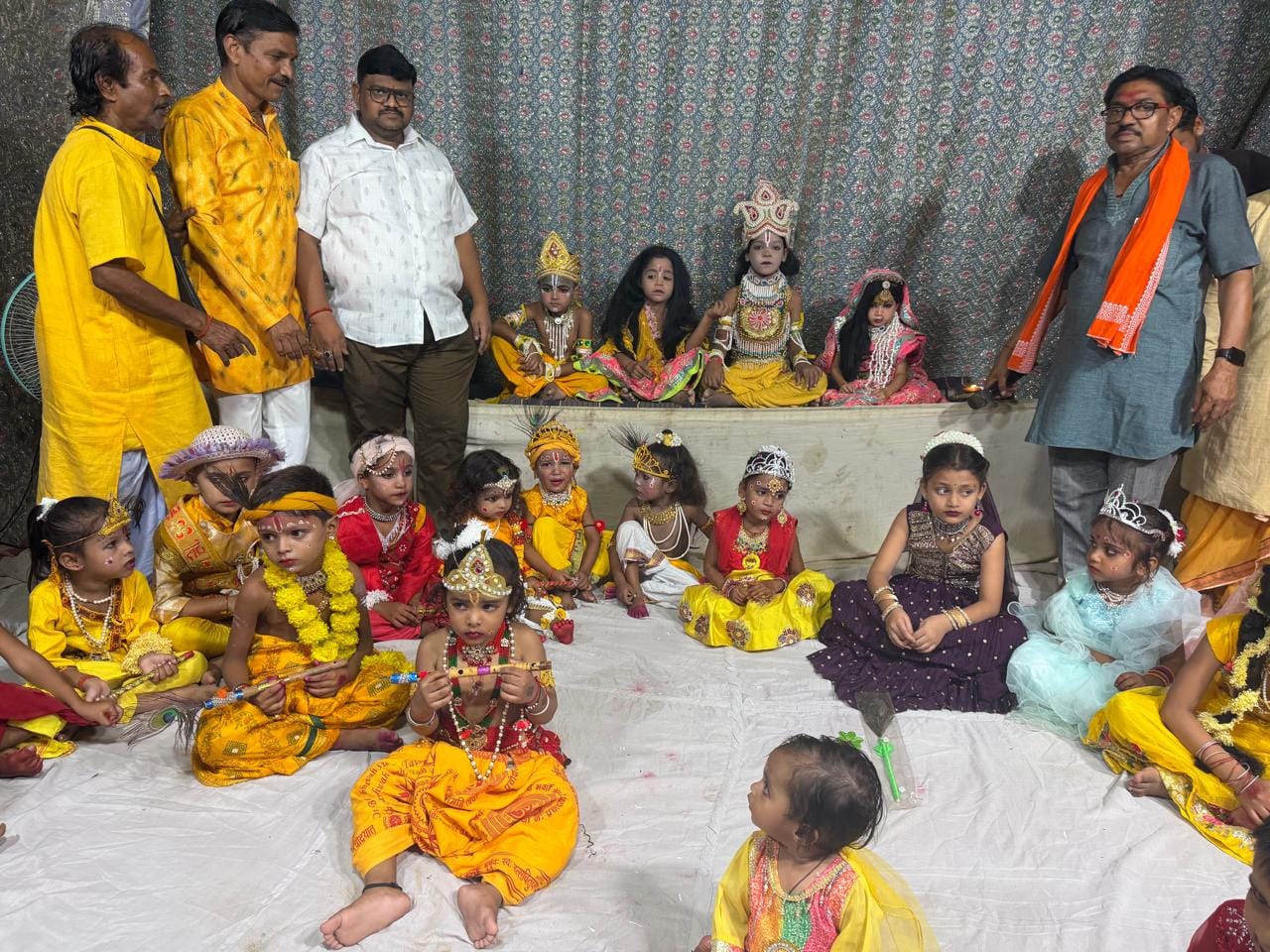 श्रीरामलीला कार्यक्रम में राधा अष्टमी के मौके पर राधा बने बच्चों के साथ समाजसेवी जगत नरायन गुप्
