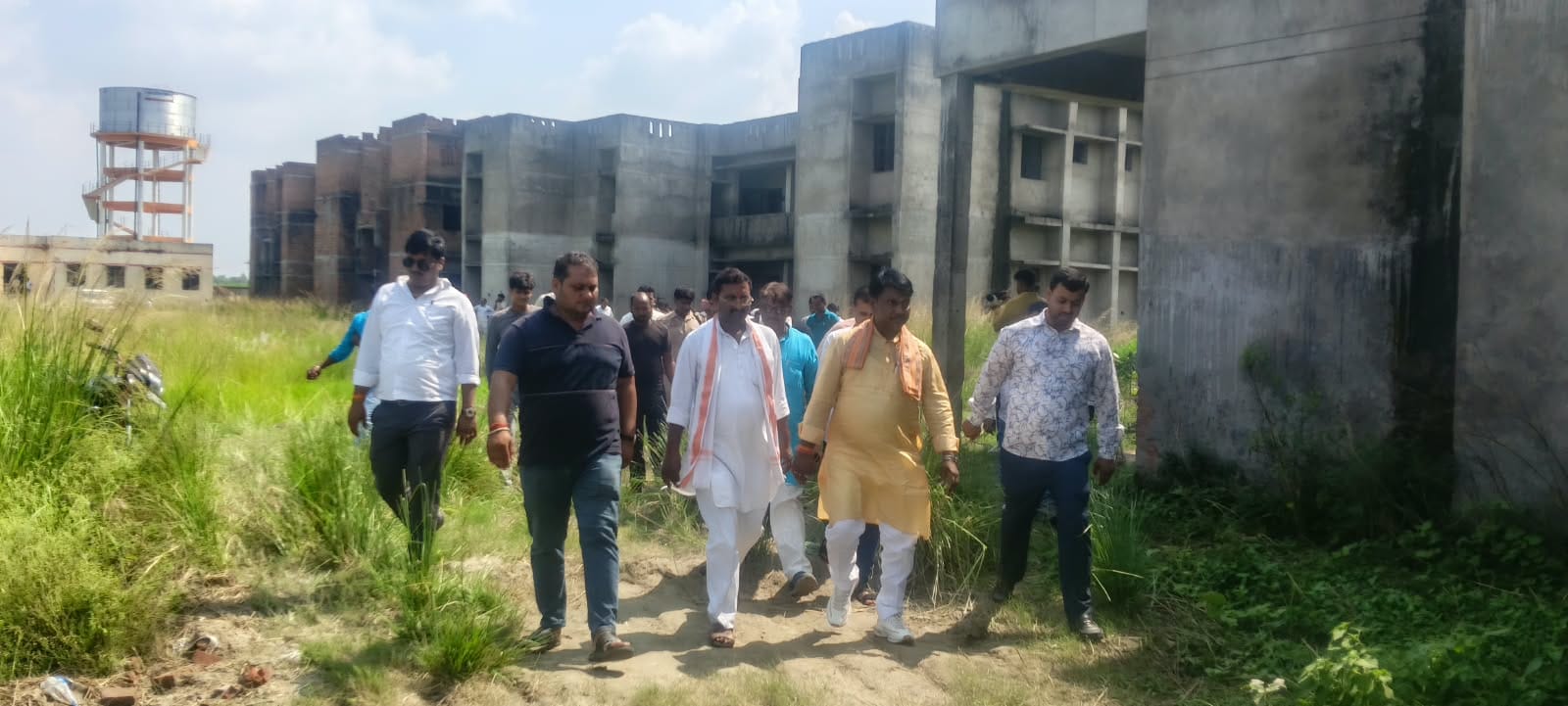 शिवबखरी अस्पताल के निर्माण का निरीक्षण करते विधायक-स्रोत विधायक