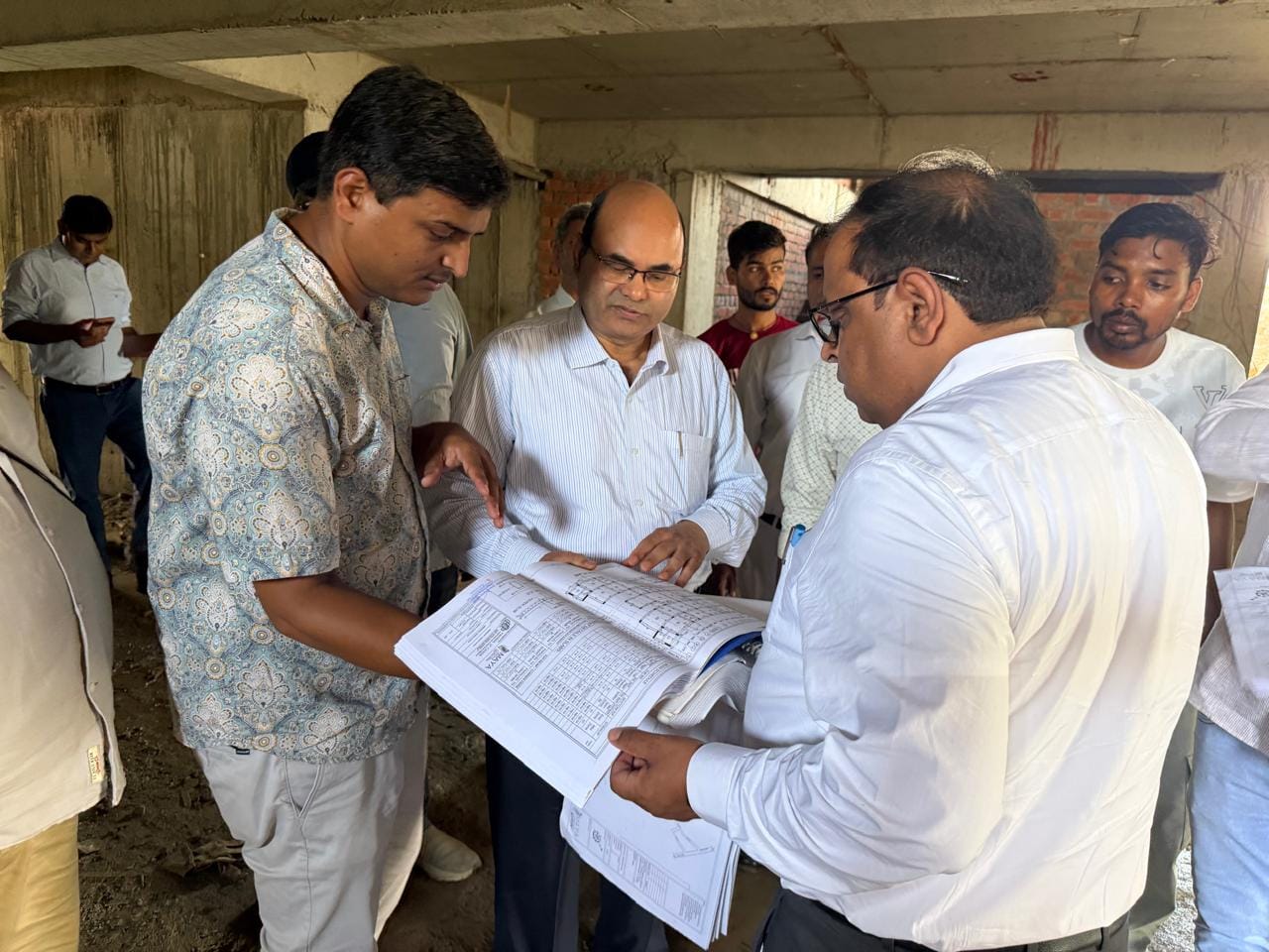 टांडा कोतवाली परिसर में निर्माणाधीन आवासीय परिसर का निरीक्षण करते चीफ इंजीनियर आरके वर्मा व अन्