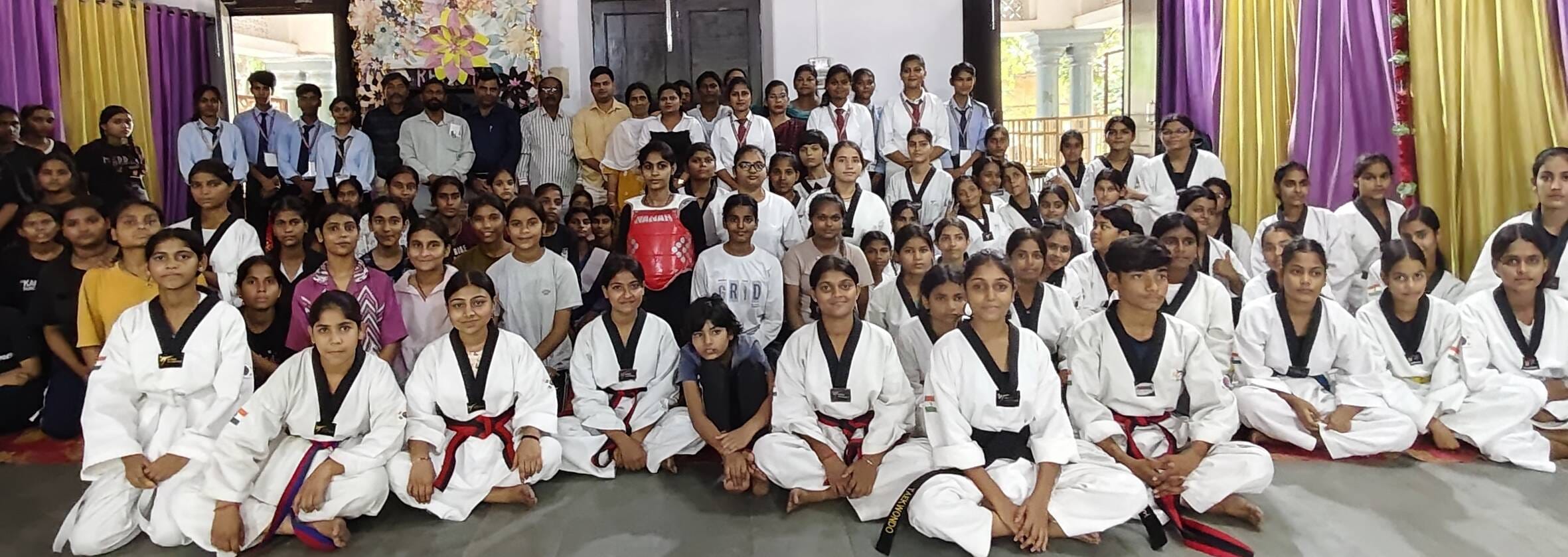 टीकाराम कन्या इंटर कॉलेज में विजेता खिलाड़ी। स्रोत : स्वयं