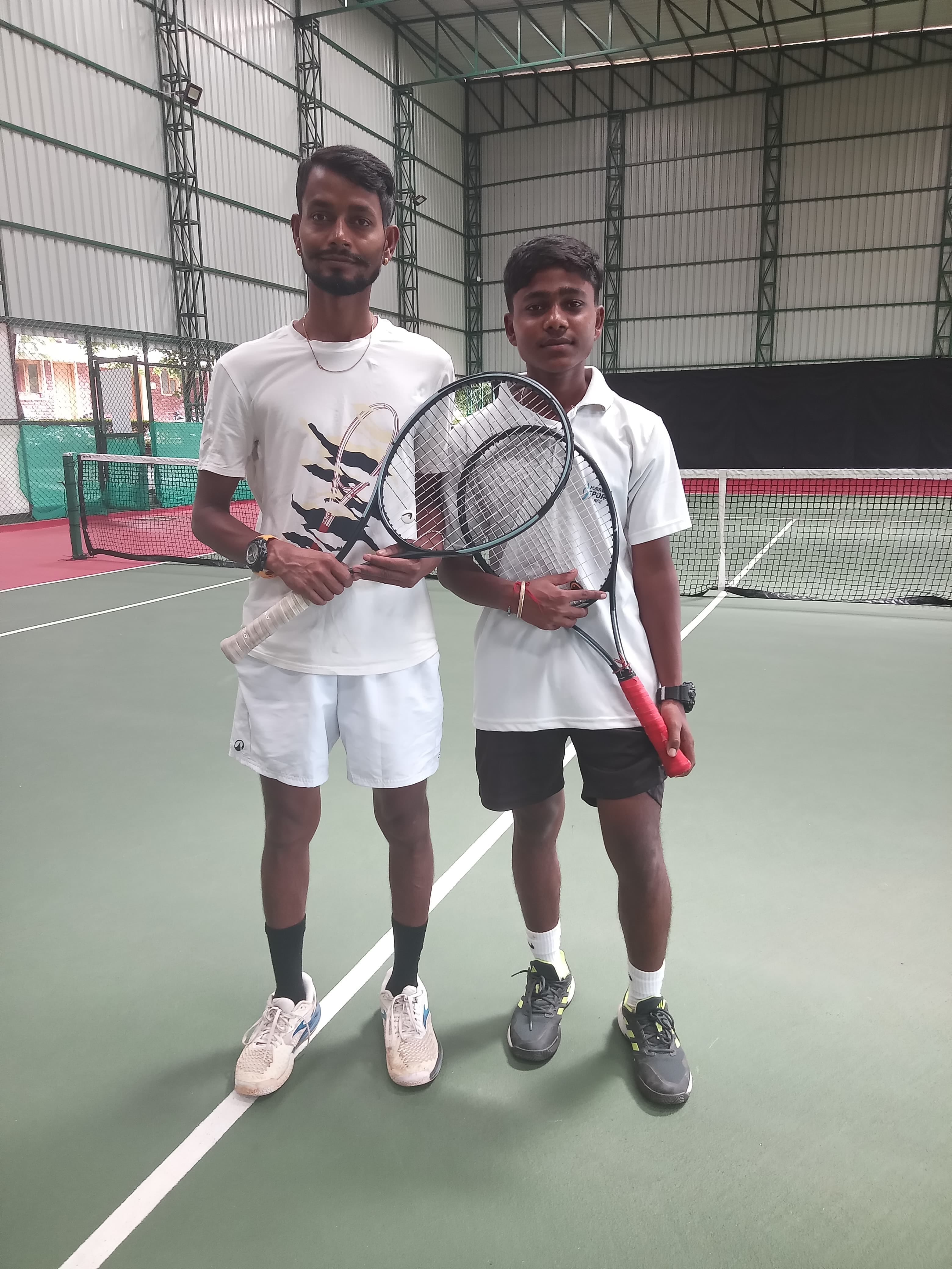 टेनिस खिलाड़ी दुर्विजय और साथ में उनका भतीजा प्रिंस