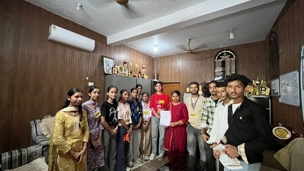 देहरी कॉलेज की एवीबीपी इकाई शनिवार को विभिन्न मांगों को लेकर महाविद्यालय प्राचार्य को ज्ञापन सौ