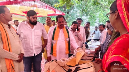 दोहरीघाट ब्लॉक पर लगे  शिविर में मौजूद स्टाल का निरीक्षण करते भाजपा जिलाध्यक्ष रामाश्रय मौर्य। 